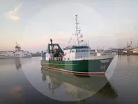 Tàu kéo lưới để bán