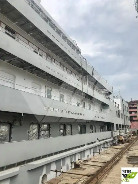 Tàu du lịch để bán