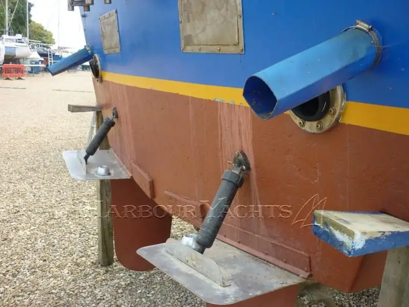 Tàu kéo lưới để bán