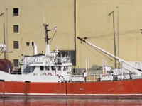 Tàu kéo lưới để bán