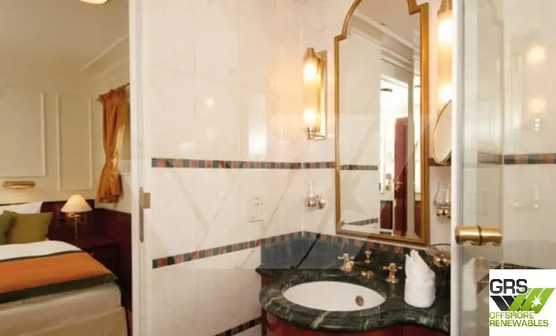 Tàu du lịch để bán