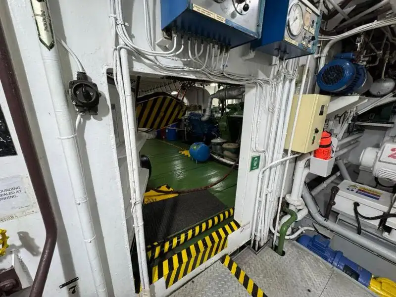 Tàu container để bán