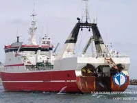 Tàu kéo lưới để bán