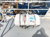Tàu chở thủy thủ đoàn để bán