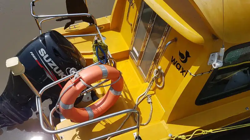 Tàu chở khách và hàng hóa để bán