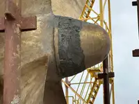 Tàu kéo lưới để bán