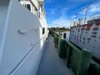Tàu chở thủy thủ đoàn để bán