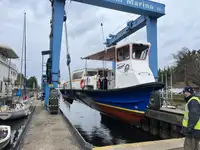 Tàu du lịch để bán