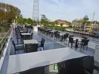 Tàu du lịch để bán