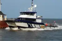 Tàu hai thân để bán