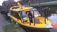 Tàu chở khách và hàng hóa để bán