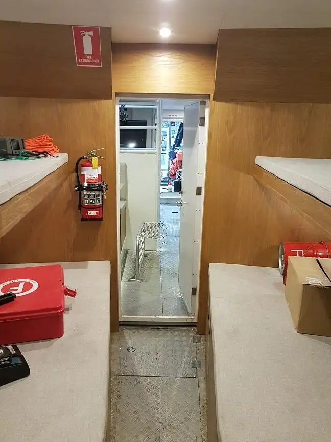 Tàu dẫn đường để bán