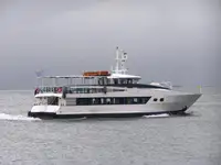 Tàu chở khách rao bán