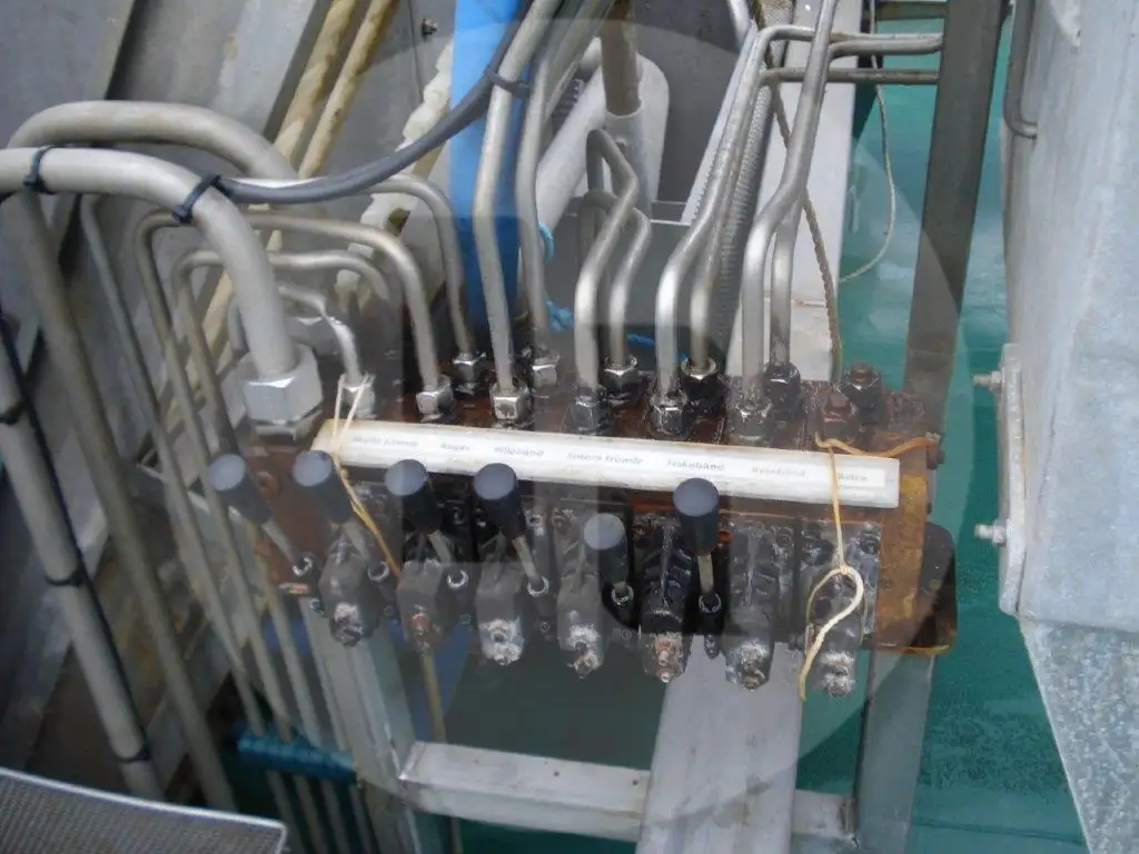 Tàu kéo lưới ngang để bán