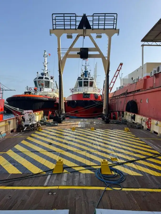 Tàu container để bán