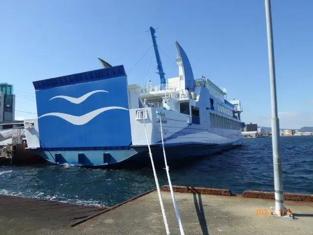 Tàu phà để bán