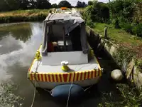 Tàu làm việc để bán