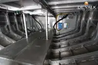 Tàu chở thủy thủ đoàn để bán