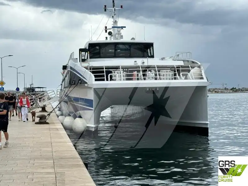 Tàu chở khách để bán