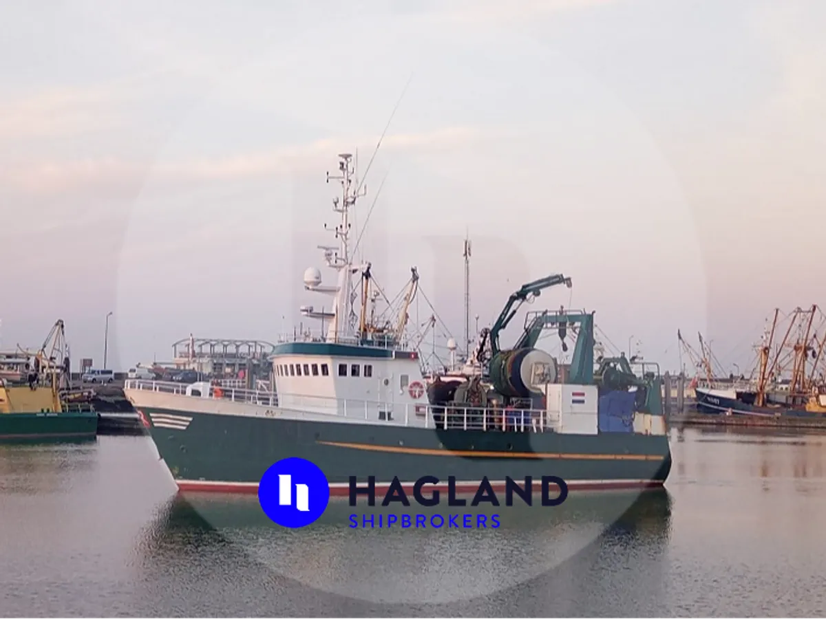 Tàu kéo lưới để bán