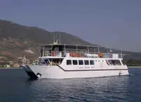 Tàu hai thân để bán
