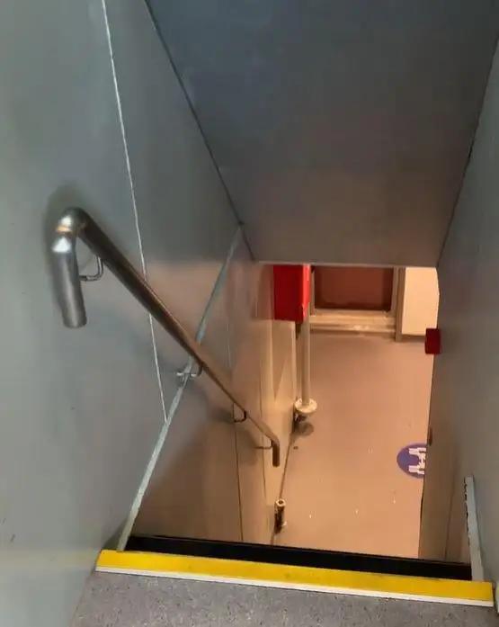 Tàu chở khách và hàng hóa để bán