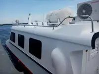 Tàu chở thủy thủ đoàn để bán