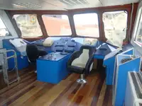 Tàu chở thủy thủ đoàn để bán