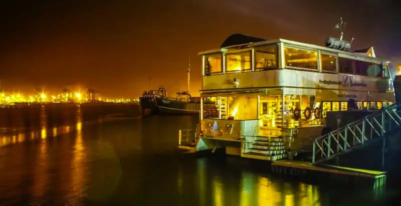 Tàu du lịch để bán