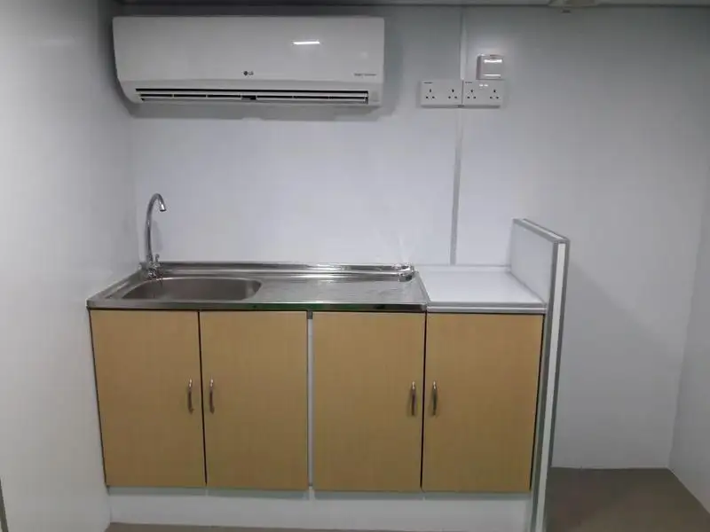 Tàu chở thủy thủ đoàn để bán