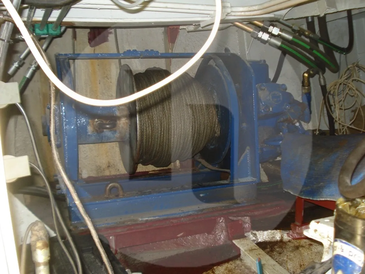 Tàu chở cá sống để bán