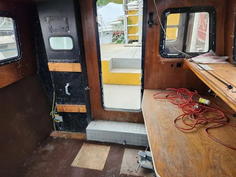 Tàu làm việc để bán