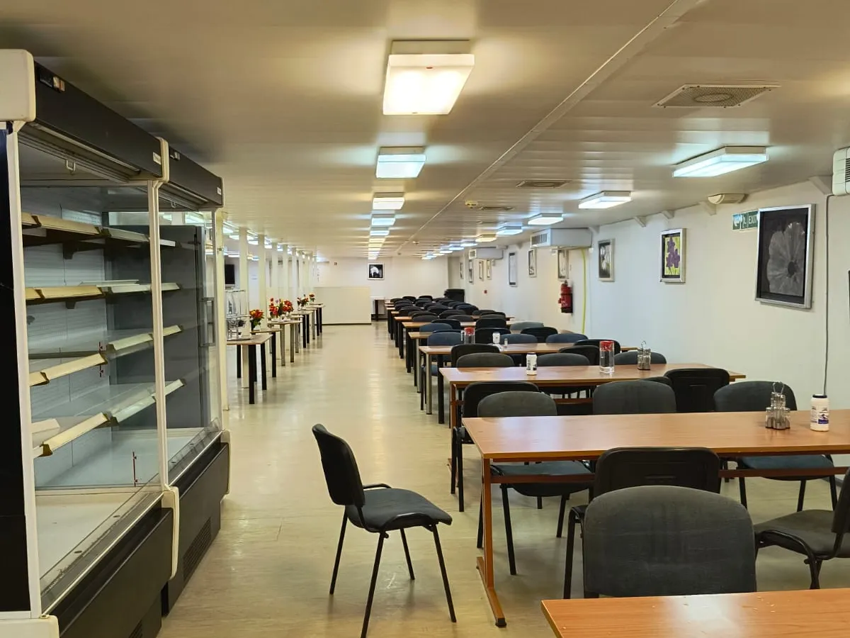 Sà lan chở người để bán