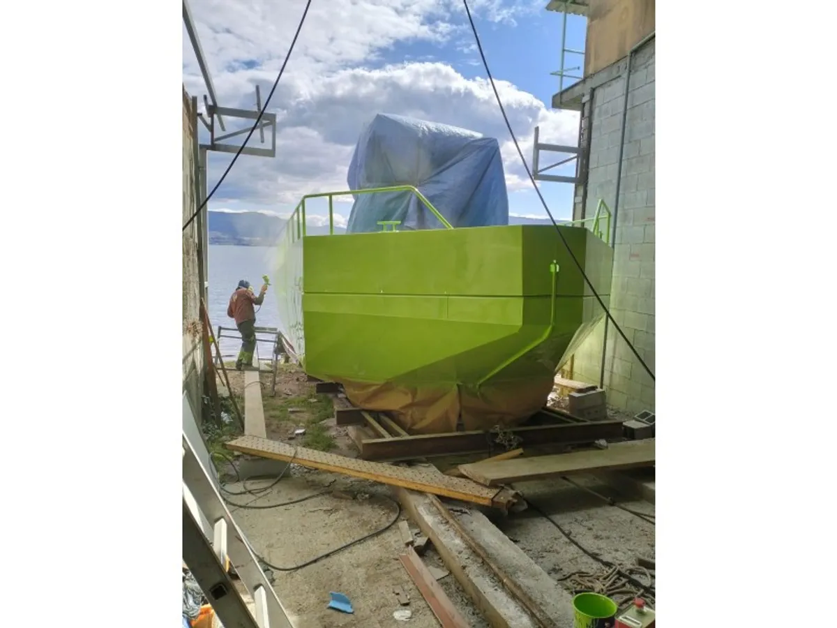 Tàu làm việc để bán
