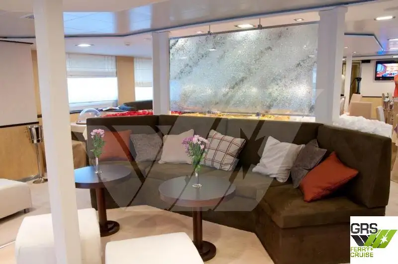 Tàu du lịch để bán