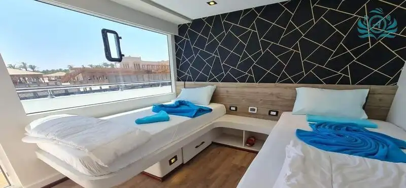 Tàu du lịch để bán