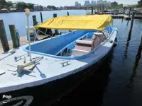 Tàu chở khách và hàng hóa để bán