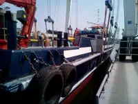 Tàu chở thủy thủ đoàn để bán