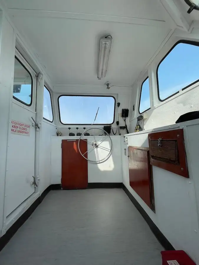 Tàu container để bán