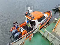 Tàu container để bán