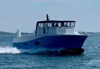 Tàu chở thủy thủ đoàn để bán