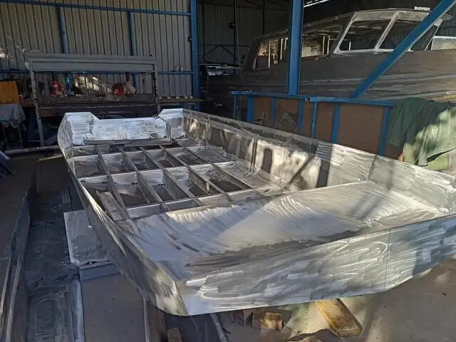 Tàu làm việc để bán