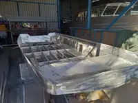 Tàu làm việc để bán