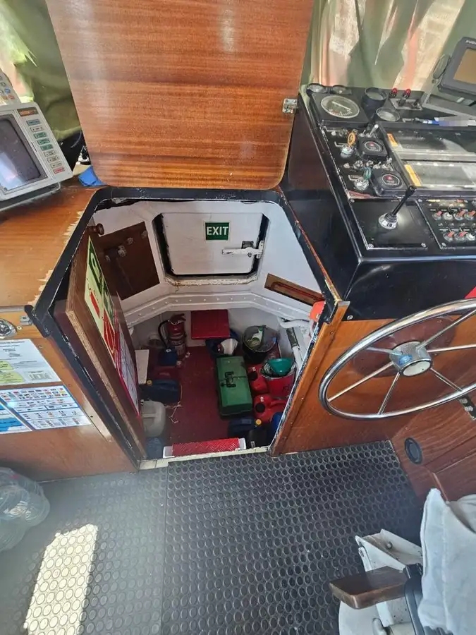 Tàu chở thủy thủ đoàn để bán
