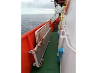 Tàu chở thủy thủ đoàn để bán
