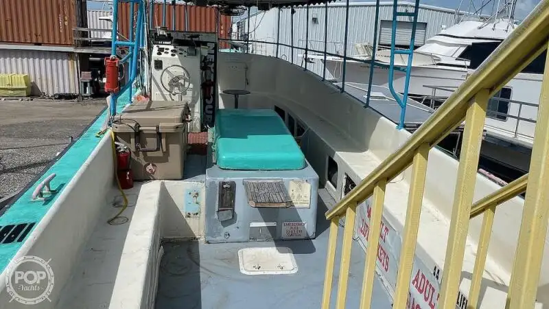 Tàu du lịch để bán