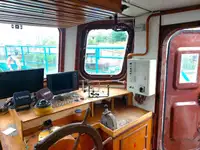 Tàu làm việc để bán