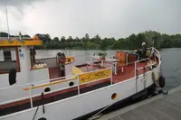 Tàu du lịch để bán
