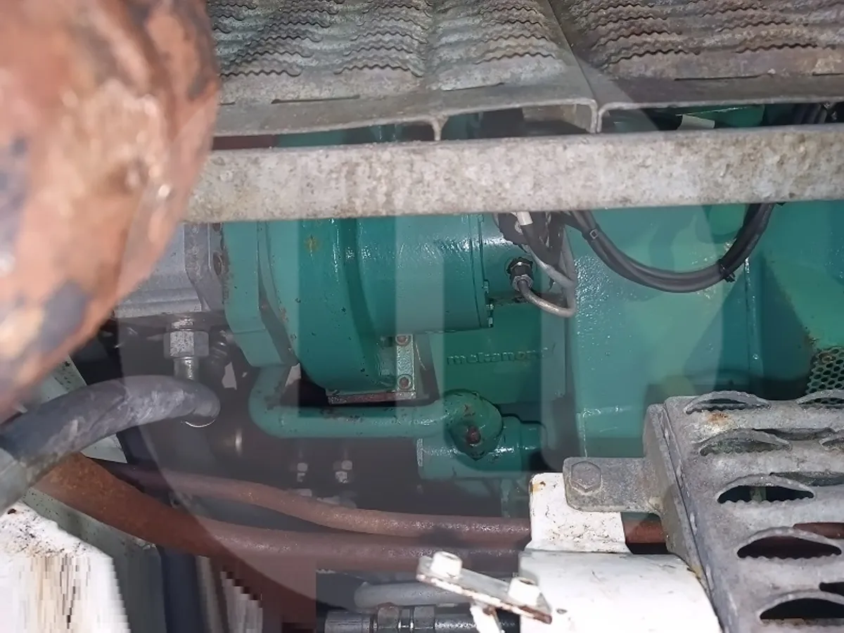 Tàu chở cá sống để bán