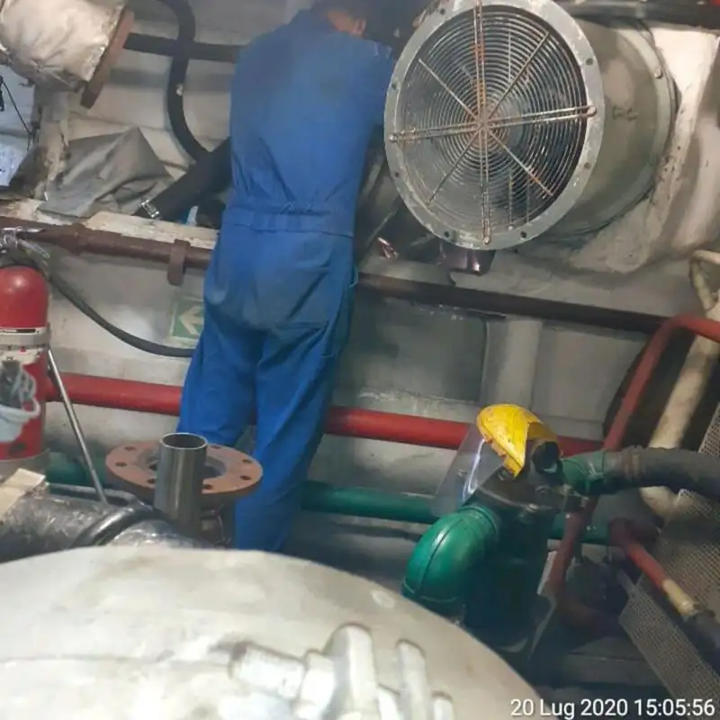 Tàu chở thủy thủ đoàn để bán